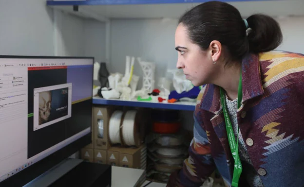 La ingeniera Laura Galán, manejando el software con el que crean las impresiones.