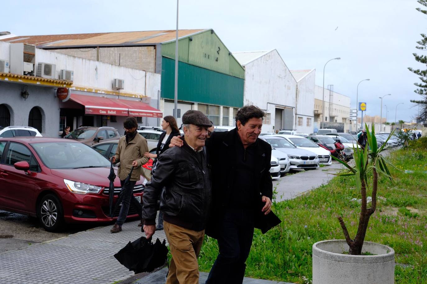 Fotos: La sociedad gaditana da su último adiós al socialista Carlos Díaz