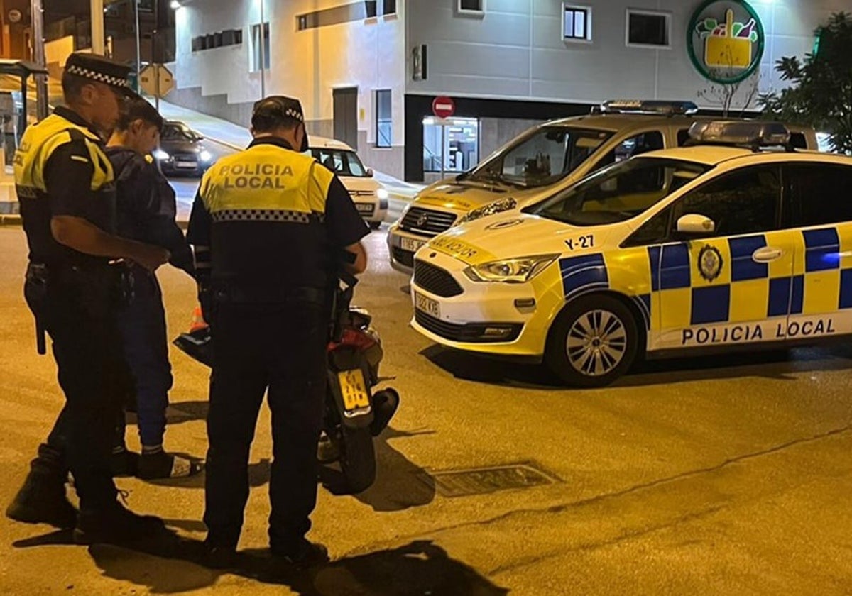 Agentes de la Policía Local de Algeciras durante una de las actuaciones