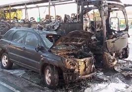 FOTOS: El autobús, reducido a un amasijo de hierros tras arder frente a la gasolinera