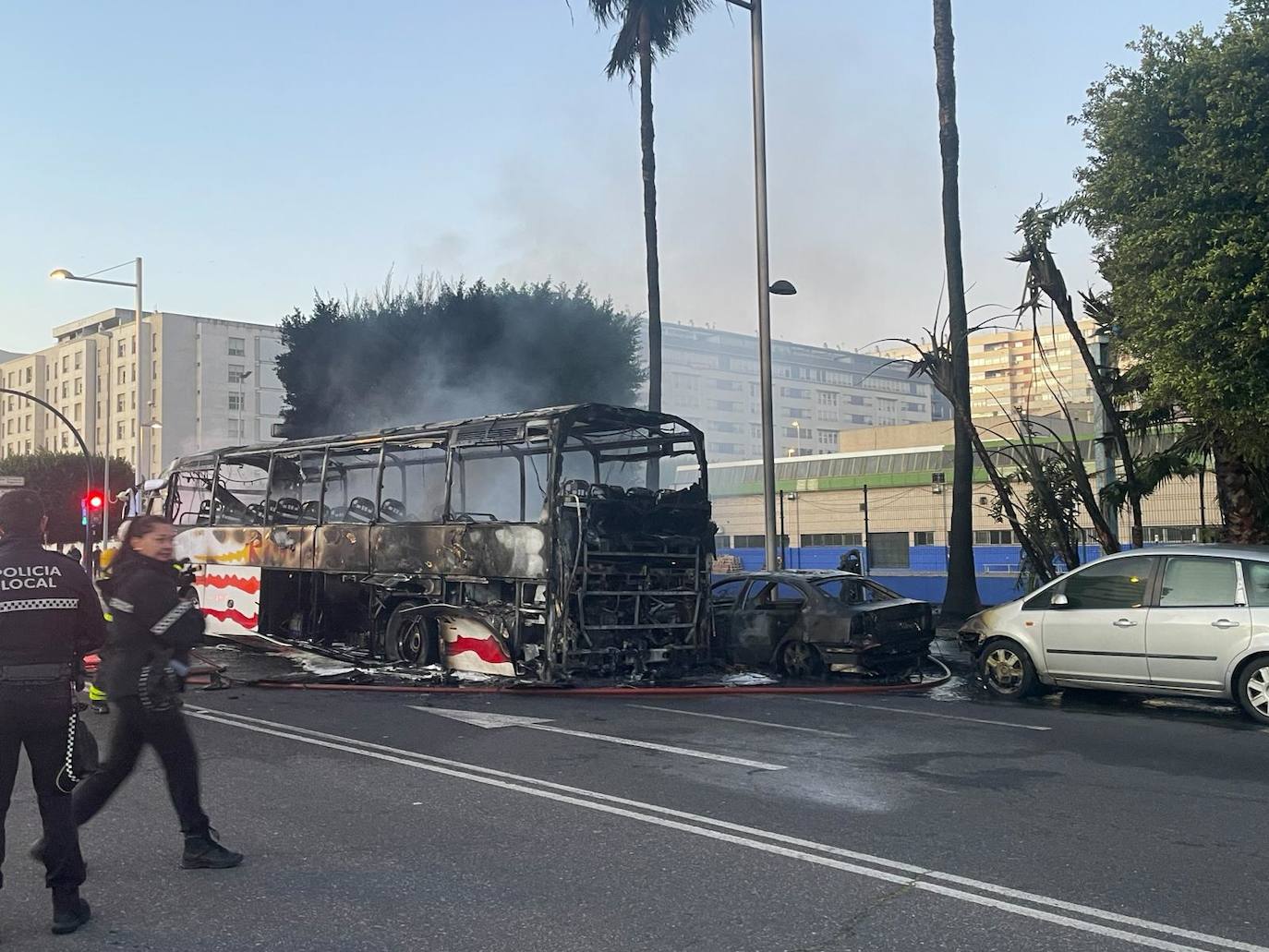FOTOS: El autobús, reducido a un amasijo de hierros tras arder frente a la gasolinera