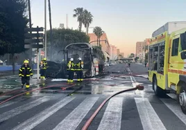 Vídeo: Los bomberos sofocan el fuego del autobús que sale ardiendo frente a la gasolinera y el Burger King