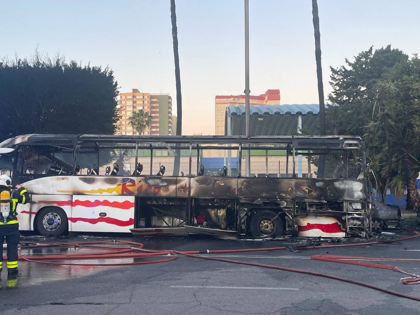FOTOS: El autobús, reducido a un amasijo de hierros tras arder frente a la gasolinera