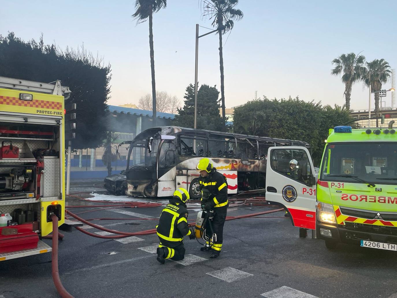 FOTOS: El autobús, reducido a un amasijo de hierros tras arder frente a la gasolinera