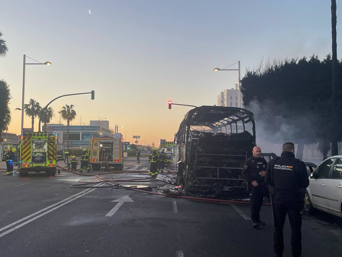 FOTOS: El autobús, reducido a un amasijo de hierros tras arder frente a la gasolinera