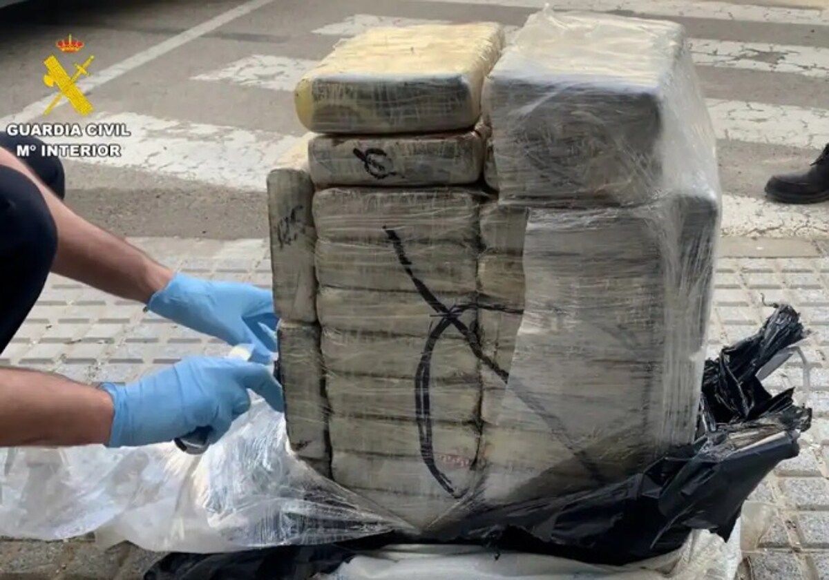 Paquetes de cocaína intervenida en una narcolancha en Barbate.