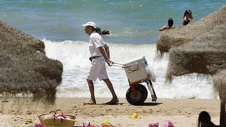 Venta ambulante en las playas de Cádiz: normas, requisitos y número de licencias que concederá el Ayuntamiento en verano 2024