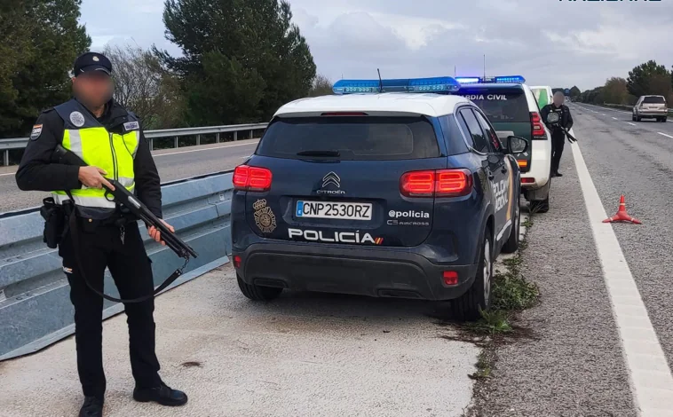 Imagen principal - Buscan a los narcos que se «liaron a tiros» en la autovía Jerez-Sanlúcar