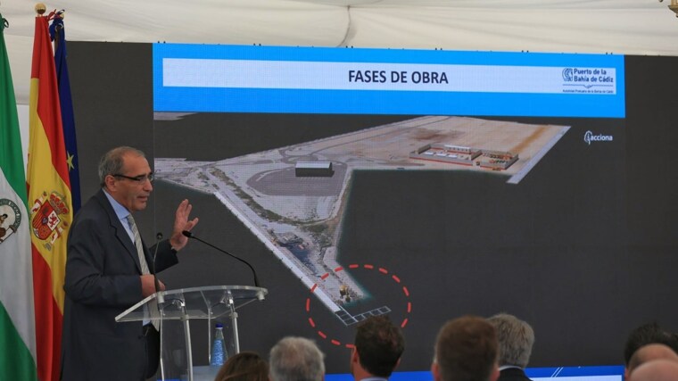 El jefe de obra, Balbino Otero, explica el proceso para ganar al mar 16 hectáreas