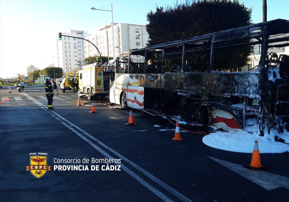 Bomberos de Cádiz actuando en la capital gaditana tras el incendio en un autobús