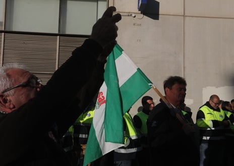 Imagen secundaria 1 - Doscientas personas se concentran antes del juicio en Cádiz a los siete manifestantes detenidos durante la huelga del metal