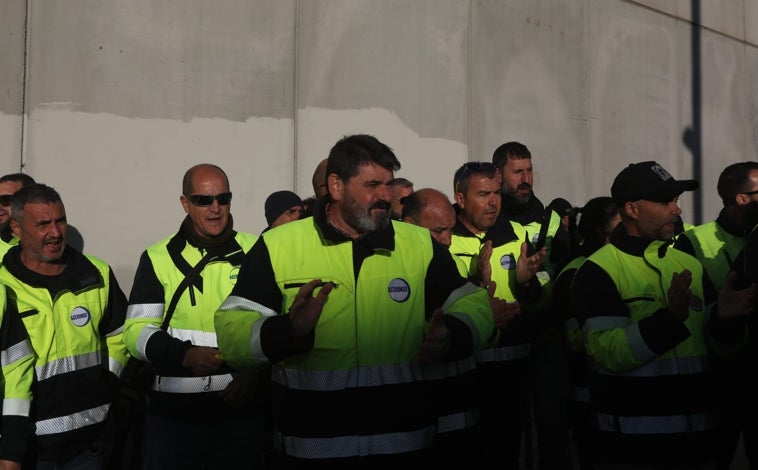 Imagen principal - Doscientas personas se concentran antes del juicio en Cádiz a los siete manifestantes detenidos durante la huelga del metal