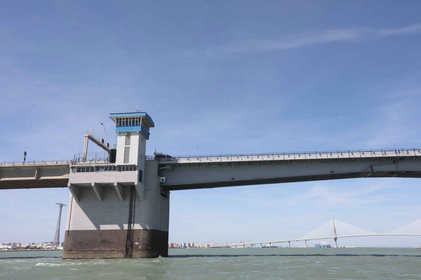 Fotos, debajo del Puente Carranza: así se ve el coloso bajo el mar