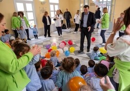 Bruno García visita la Escuela Infantil Municipal y se compromete a realizar mejoras en la zona de juegos