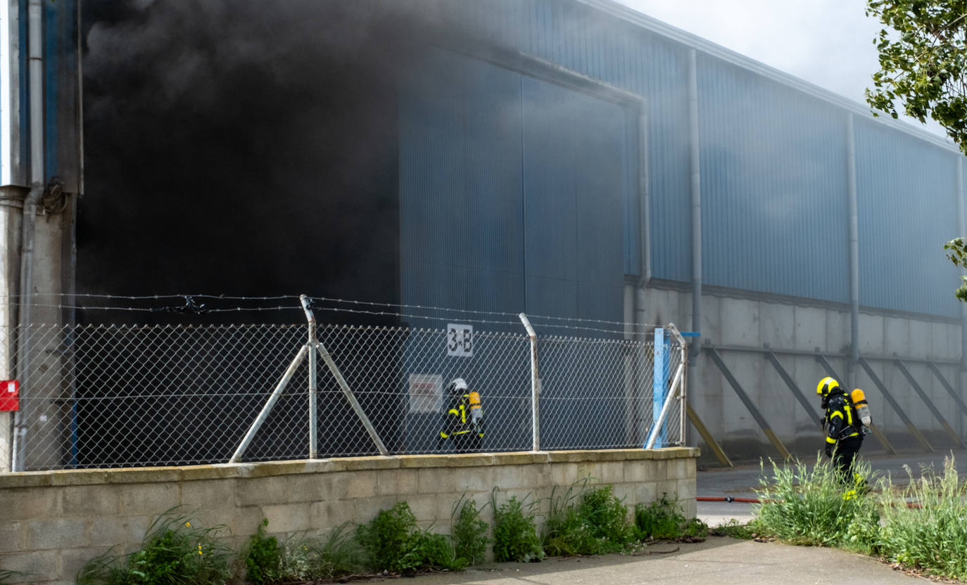 Fotos: Incendio en una nave en el polígono Trocadero de Puerto Real