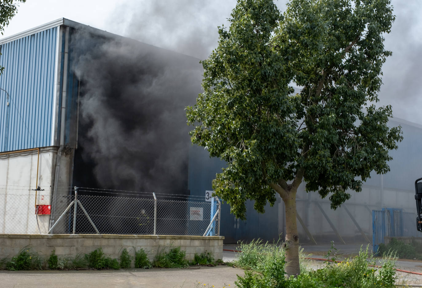 Fotos: Incendio en una nave en el polígono Trocadero de Puerto Real