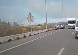 ¿Qué hacía una mujer con su vehículo de movilidad reducida transitando por el arcén de la autovía Cádiz-San Fernando?