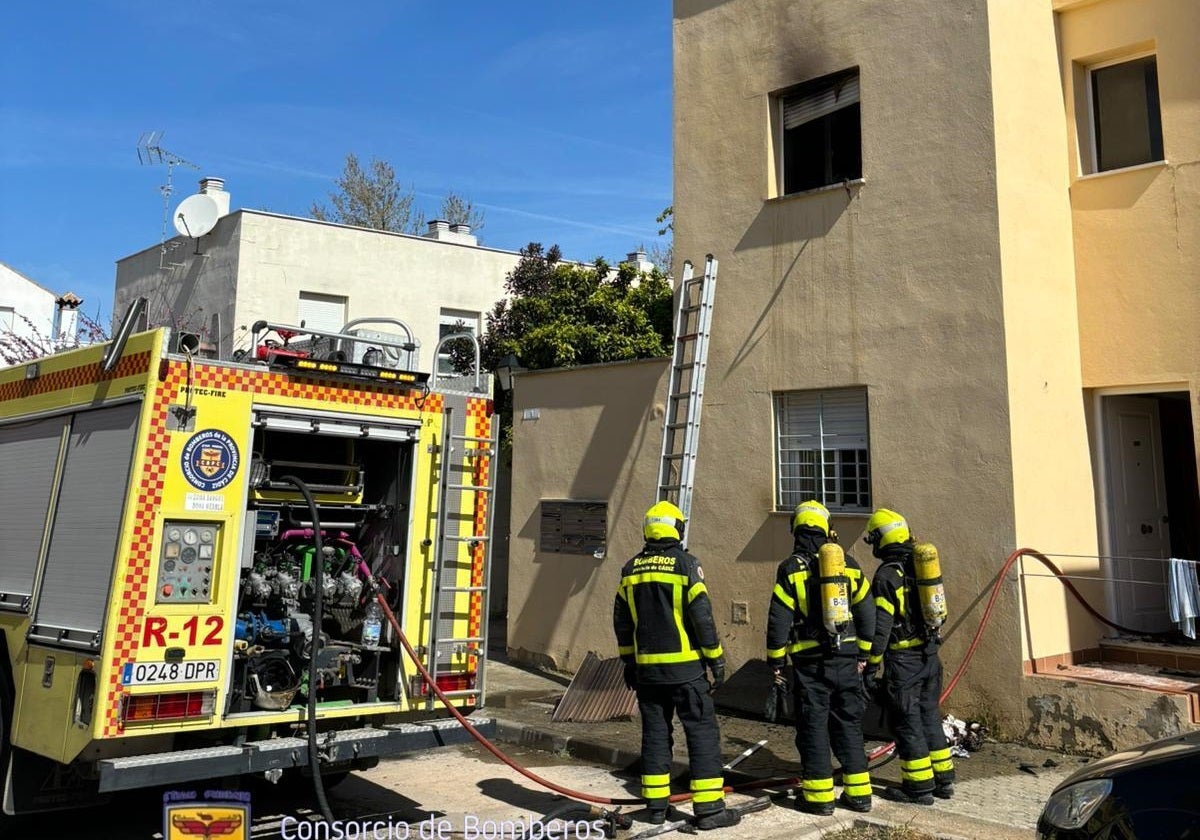 Operarios de bomberos en la calle Gabriel García Márquez de Puerto Real