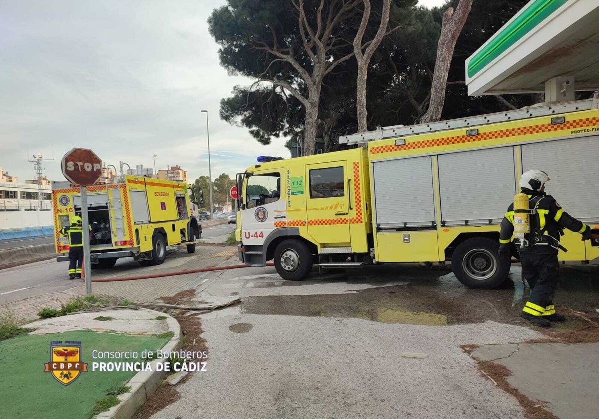 Operarios de bomberos en el túnel de lavado