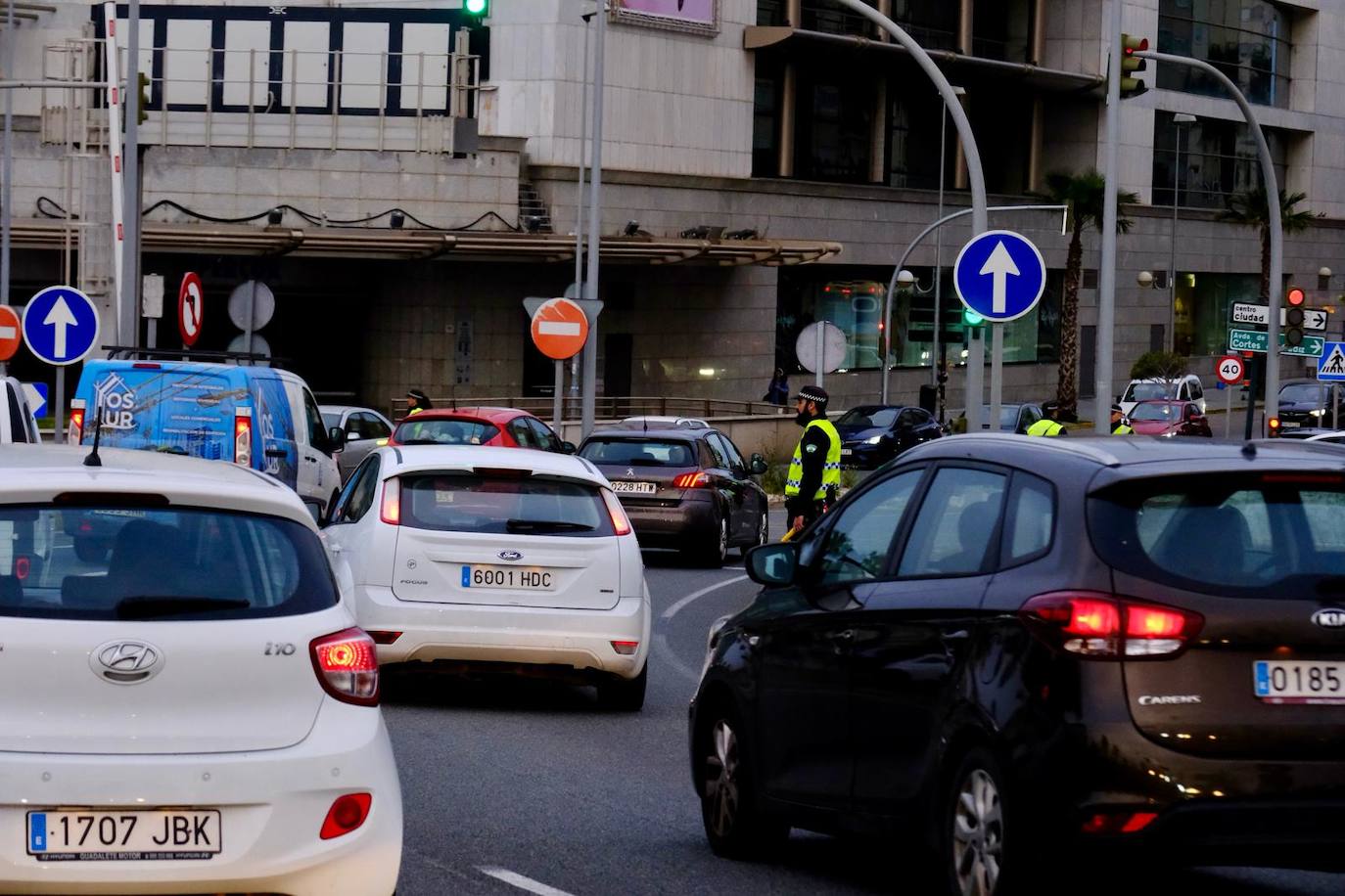 Fotos: Retenciones en la entrada de Cádiz el primer día sin el puente Carranza operativo