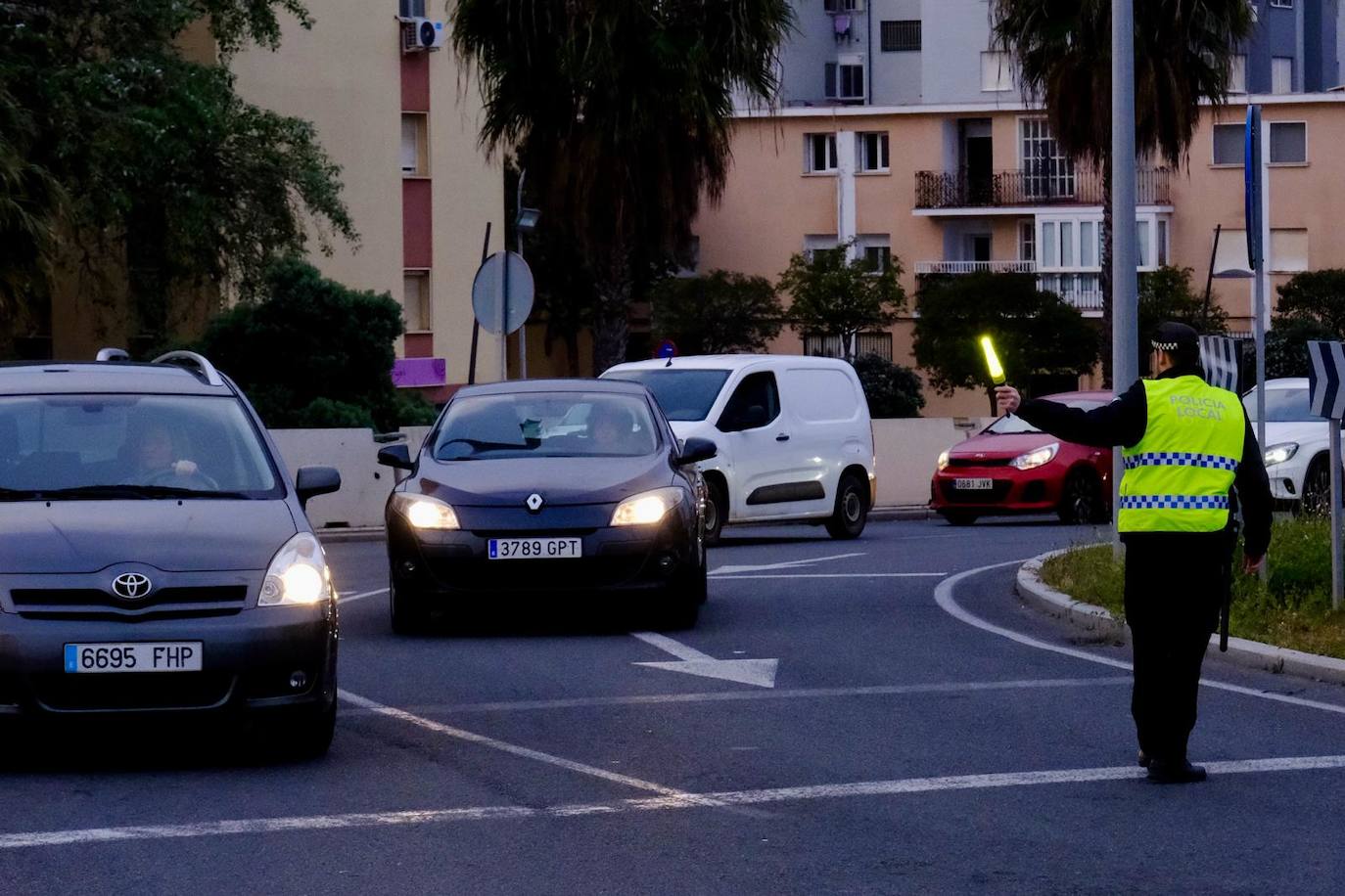 Fotos: Retenciones en la entrada de Cádiz el primer día sin el puente Carranza operativo