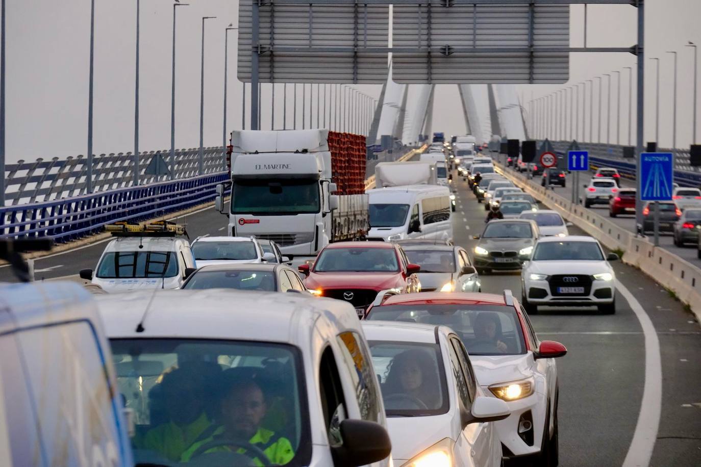 Fotos: Retenciones en la entrada de Cádiz el primer día sin el puente Carranza operativo