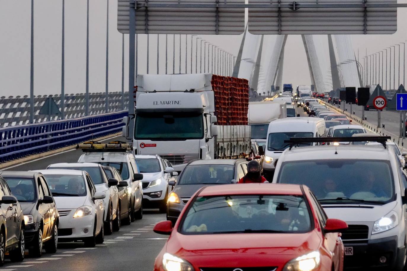 Fotos: Retenciones en la entrada de Cádiz el primer día sin el puente Carranza operativo
