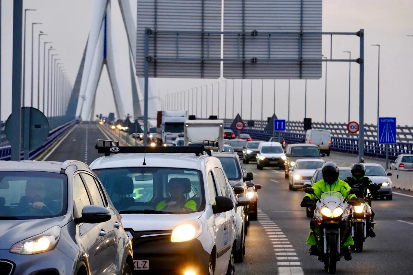 Fotos: Retenciones en la entrada de Cádiz el primer día sin el puente Carranza operativo