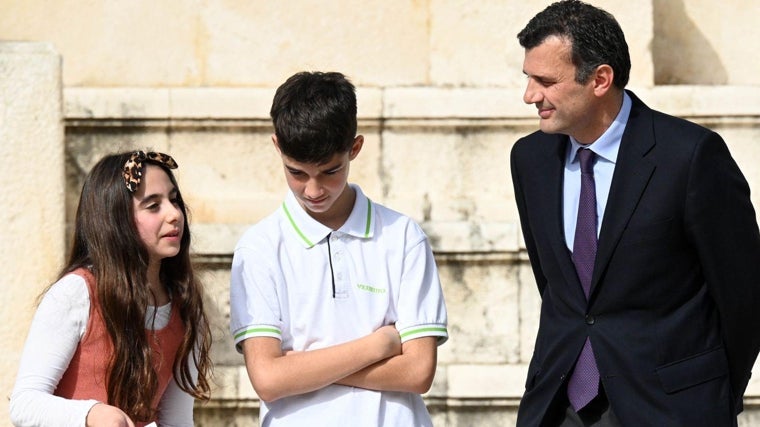 Clara Guzmán, alumna del Celestino Mutis, y Daniel López, alumno de Las Carmelitas, conversan con el alcalde de Cádiz.