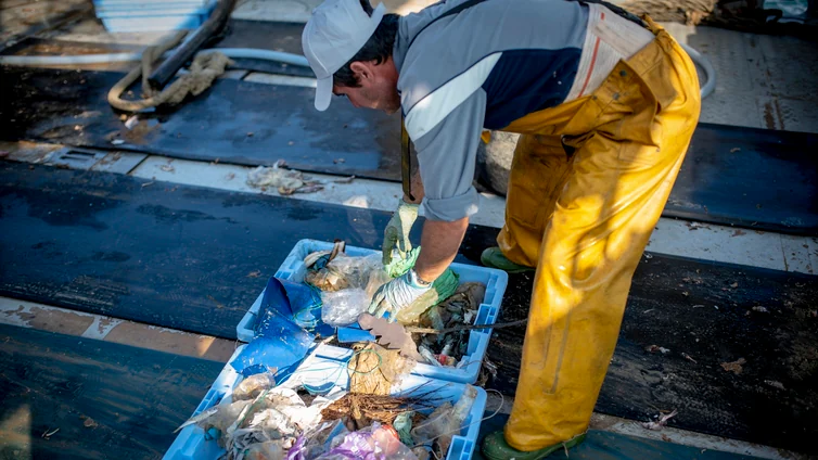 Cádiz limpia los mares de Andalucía: recuperan más de 5 toneladas de basura en 2023