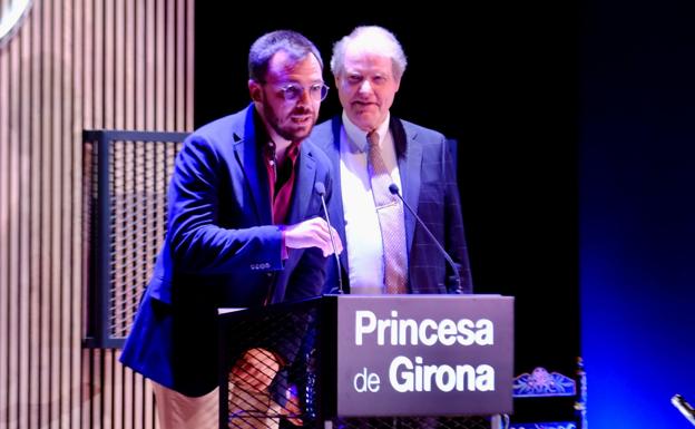 El galardonado Daniel Millor Vela en el momento de recibir el Premio Princesa Girona en Cádiz