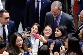 Baño de selfies con Felipe VI: «Ha sido muy amable con nosotras»