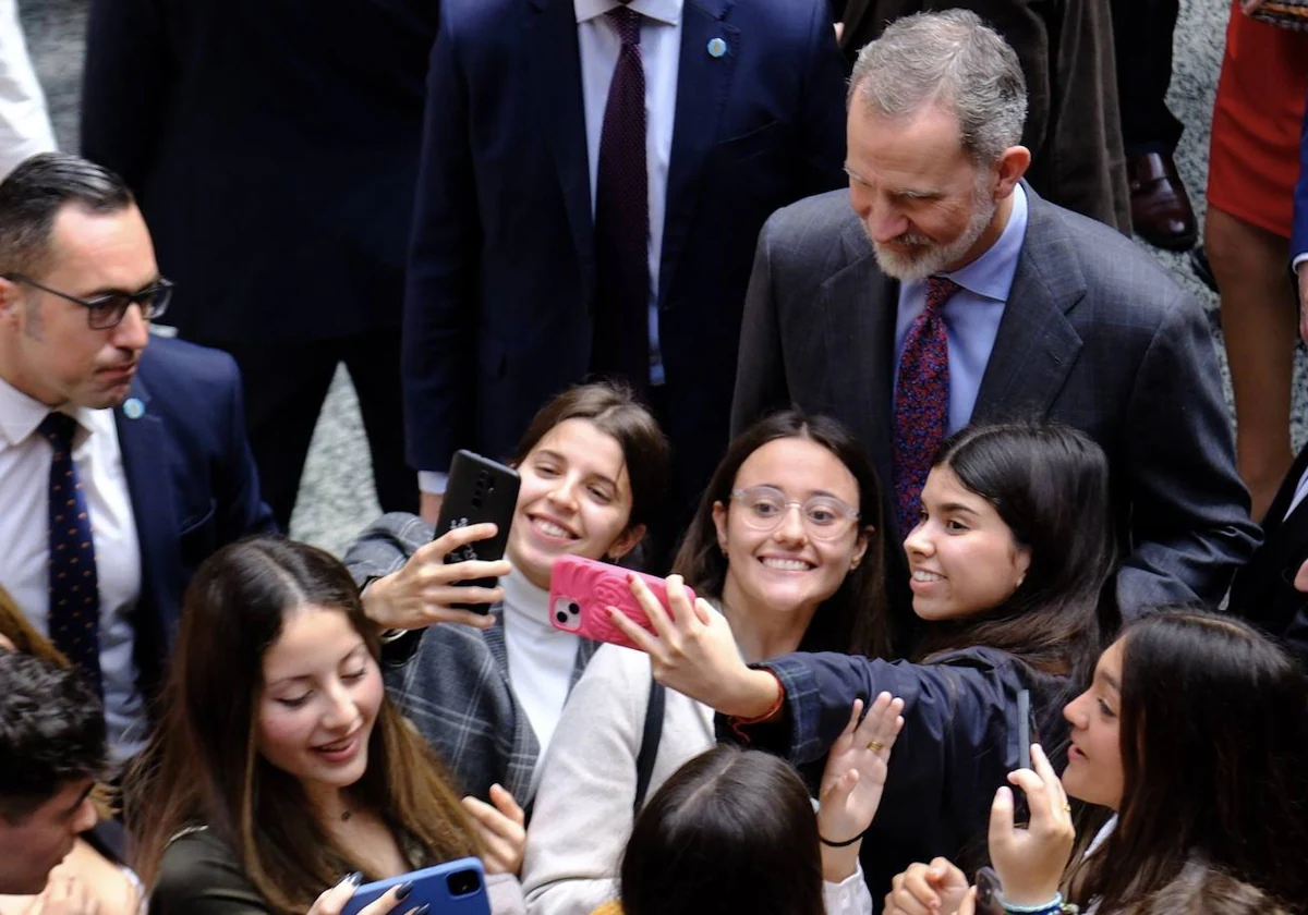 Felipe VI se hace un selfie con tres jóvenes