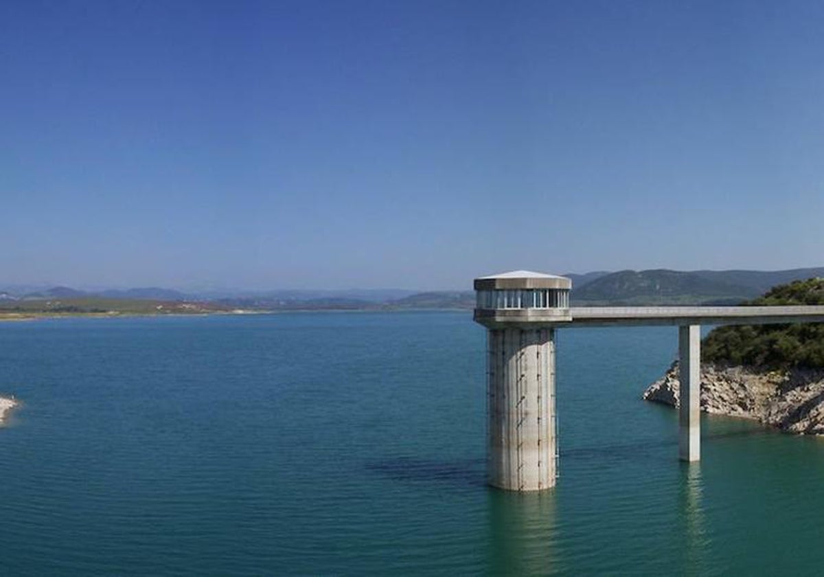 El embalse de Guadalcacín es el más grande de la provincia y supone un puntal para el abastecimiento.