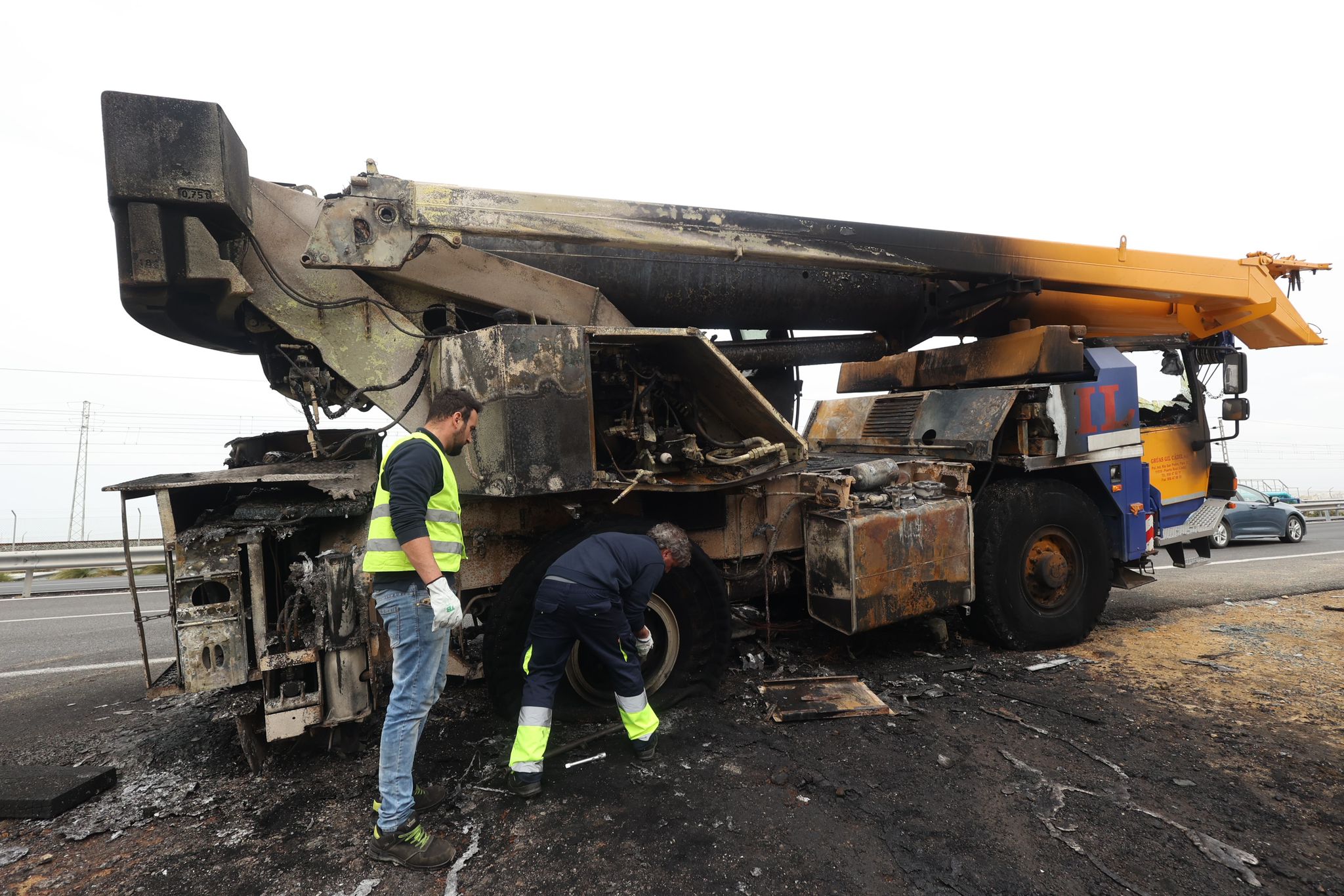 Las imágenes del camión grúa incendiado