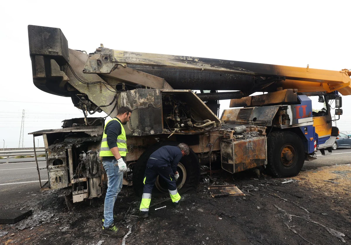 Las imágenes del camión grúa incendiado