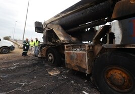 El incendio de un camión grúa obliga a cortar la autovía Cádiz-San Fernando
