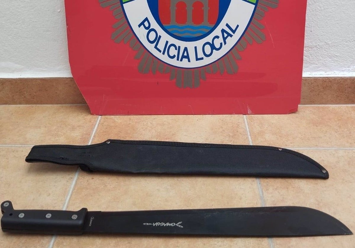 Un hombre amenaza con un machete a otro durante una pelea en un supermercado de Arcos