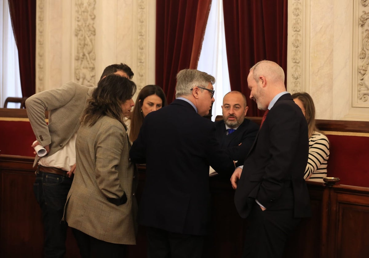 El grupo municipal socialista conversa antes del inicio de la sesión plenaria de este viernes.