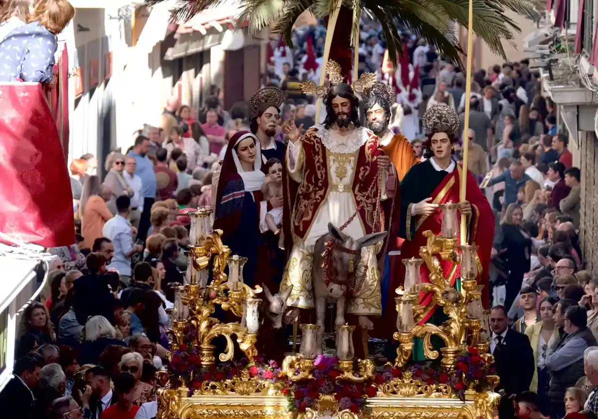 La Borriquita, rodeada de fieles en su procesión por las calles de Cádiz el Domingo de Ramos del pasado año.