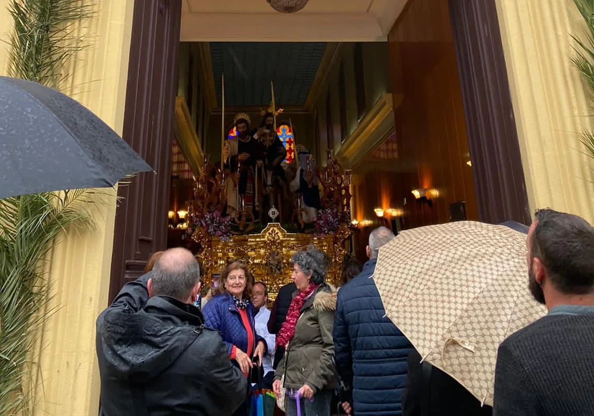 Paraguas en la entrada de la Capilla de María Santísima de la Estrella.