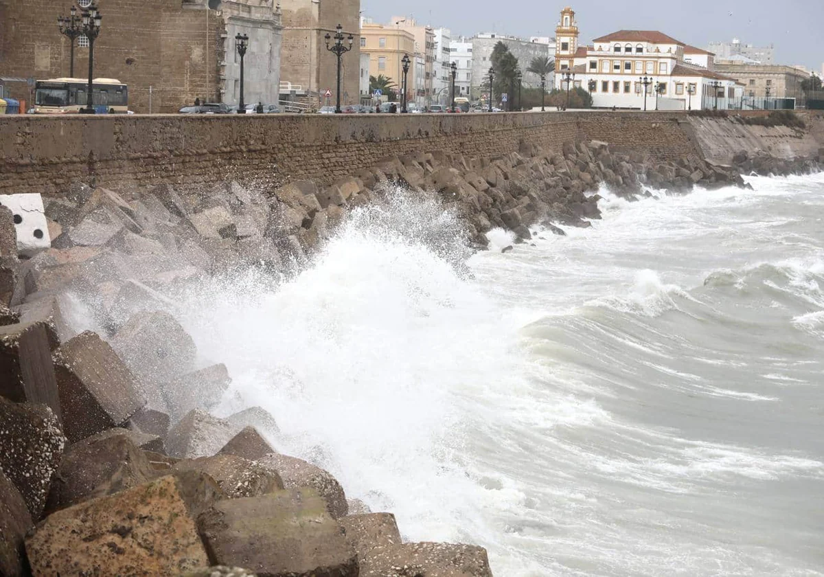 Cádiz estará en alerta amarilla por oleaje por fuertes rachas de viento.