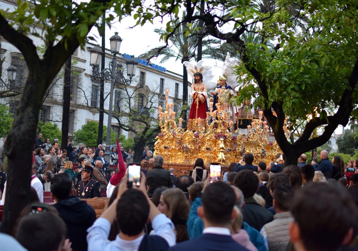 La Paz de Fátima da capotazos al mal tiempo para salir a las calles de Jerez