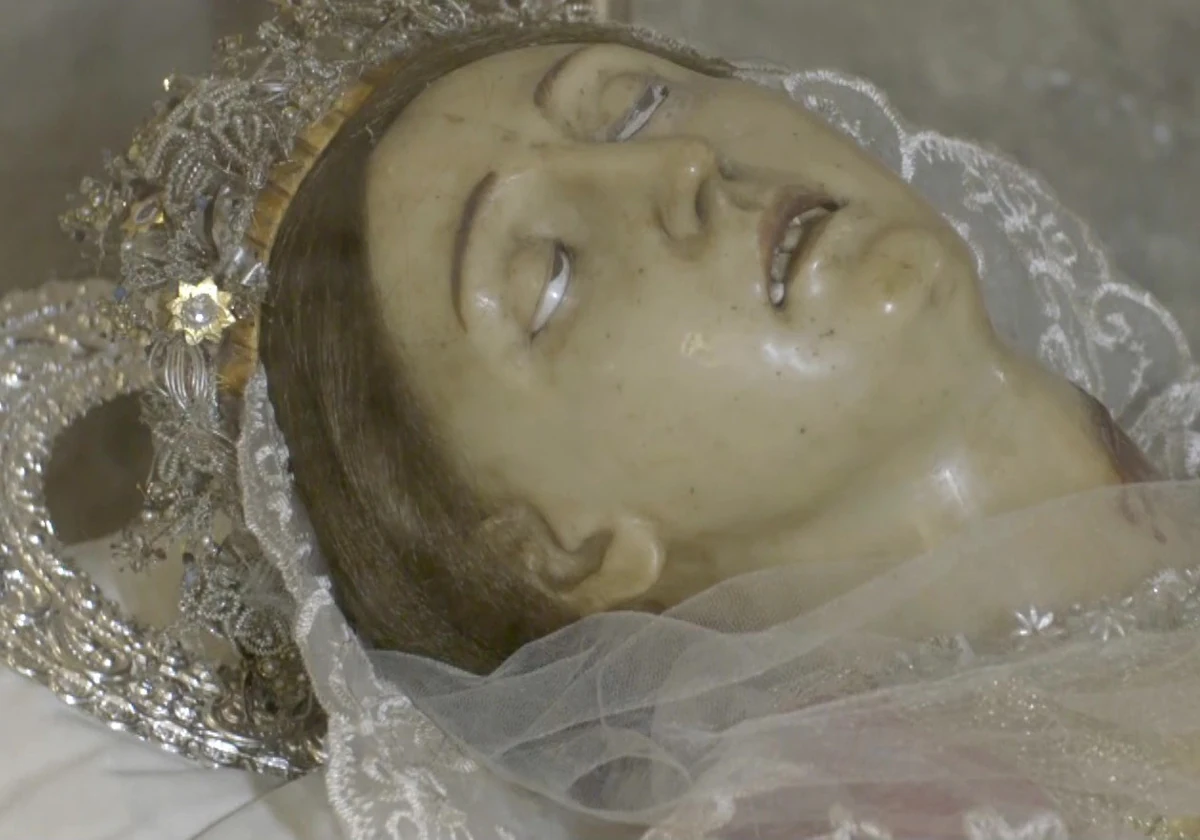 En la cripta de la catedral se encuentra el misterioso cuerpo incorrupto de una niña que fue enterrada vestida de blanco