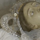En la cripta de la catedral de Cádiz se encuentra el misterioso cuerpo incorrupto de una niña que fue enterrada vestida de blanco