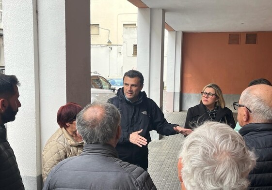 El alcalde de Cádiz, Bruno García, visitó recientemente a los vecinos de Capuchinos