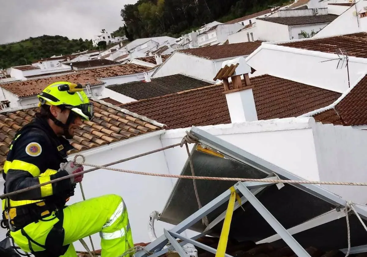 Bomberos retiran unas placas solares de una vivienda de El Gastor