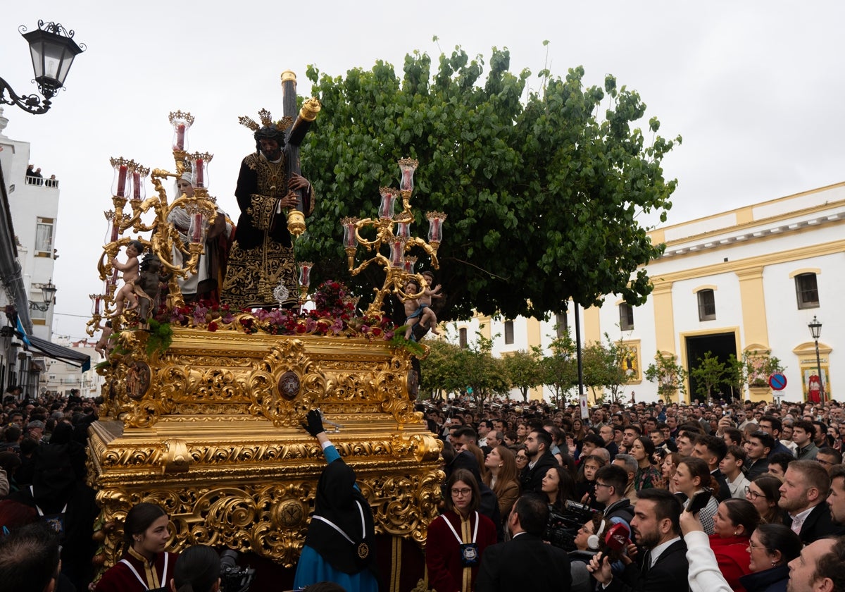 Plaza de la Pastora a la salida  del Cristo de la Misericordia.