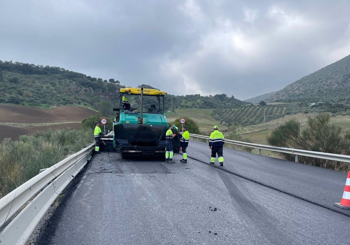 Obras en la A-384 a la altura del kilómetro 49 en la Sierra de Cádiz.