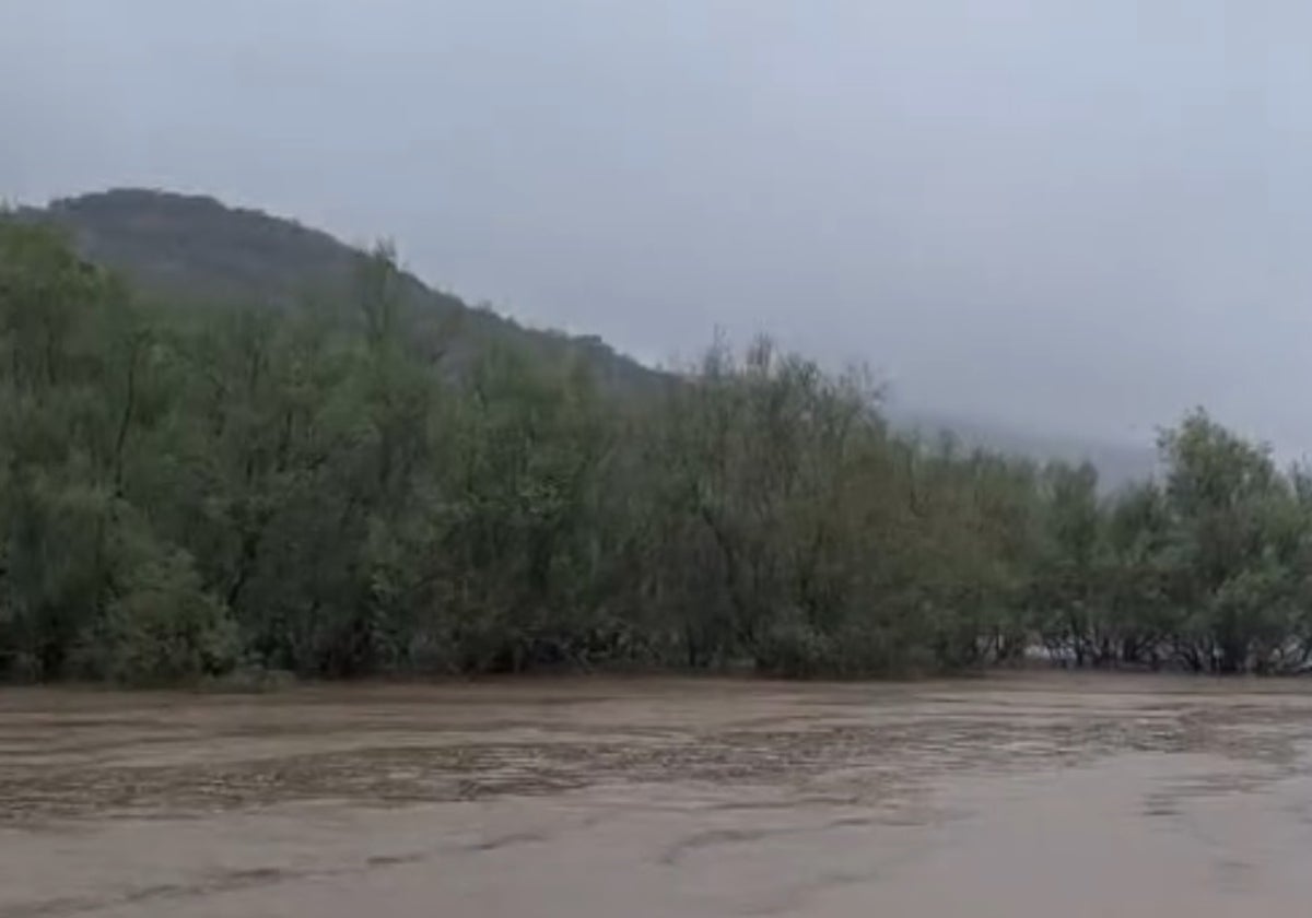 El pantano de los Hurones arranca a desembalsar aguas gracias a las lluvias de Semana Santa.